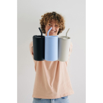 Tazza termica in acciaio inox riciclato con cannuccia e tappo 800ml color nero terza vista con modello