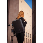Zaino antitaccheggio in rPET che si trasforma in valigetta per PC 16'' color nero vista ambiente
