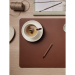 Penna in alluminio riciclato con meccanismo a rotazione inchiostro blu color marrone vista ambiente