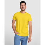 Maglietta da uomo a maniche corte in cotone da 165 g/m² Roly color giallo immagine stile di vita