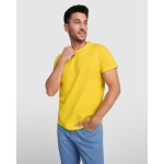 Maglietta da uomo a maniche corte in cotone da 165 g/m² Roly color giallo immagine stile di vita 2