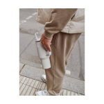 Bicchiere Stanley Quencher H2.0 in acciaio con tappo FlowState™ 1,2l color grigio immagine stile di vita