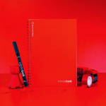 Block notes A5 15 pagine neutre riutilizzabili e copertina flessibile color rosso vista ambiente