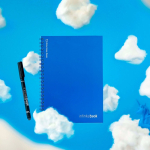 Block notes A5 15 pagine neutre riutilizzabili e copertina flessibile color blu reale vista ambiente