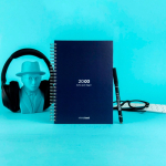 Taccuino riutilizzabile A5 con copertina rigida e scansione InfiniteBook, inchiostro nero color blu mare vista ambiente
