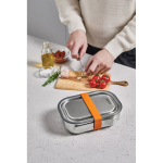 Lunch box in acciaio inox con posate e fascia Black+Blum da 1 litro vista ambiente 3