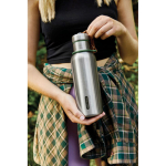 Borraccia termica in acciaio inox con manico Black+Blum da 500ml color verde oliva vista ambiente