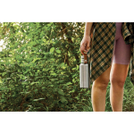 Borraccia termica in acciaio inox con manico Black+Blum da 500ml color verde oliva vista ambiente 3