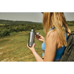 Borraccia termica in acciaio inox con manico Black+Blum da 500ml color verde oliva vista ambiente 4
