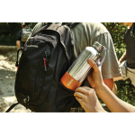 Borraccia termica grande in acciaio inox Black+Blum da 850ml color arancione vista ambiente 3