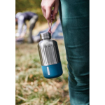 Borraccia termica grande in acciaio inox Black+Blum da 850ml color turchese vista ambiente