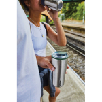 Bicchiere termico in acciaio inox antigoccia Black+Blum da 600ml color verde oliva vista ambiente