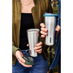 Bicchiere termico in acciaio inox antigoccia Black+Blum da 600ml color verde oliva vista ambiente 4