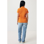 Polo piqué in cotone riciclato donna casual fit M da 220 g/m2 Iqoniq color arancione quarta vista con modello