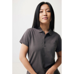 Polo piqué in cotone riciclato donna casual fit M da 220 g/m2 Iqoniq color argento opaco quinta vista con modello