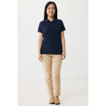 Polo piqué in cotone riciclato donna casual fit M da 220 g/m2 Iqoniq color blu mare vista con modello