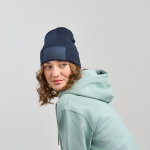 Berretto in poliestere riciclato con patch personalizzato vue 1