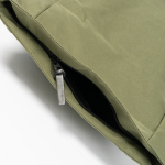 Zaino in poliestere 900D con chiusura roll-top e cinghie color verde militare vista dettaglio 2