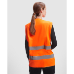 Gilet emergenza con bande riflettenti e chiusura velcro Roly Sirio M-L color  arancione fluorescente quarta vista d'uso