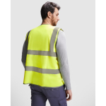 Gilet alta visibilità con tasca e cerniera in poliestere Roly Polux color giallo fluorescente quarta vista d'uso