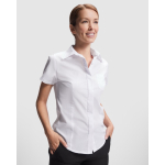 Camicia da lavoro a manica corta in poliestere 130 g/m2 Roly Sofia color bianco quarta vista d'uso