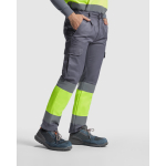 Pantaloni da lavoro alta visibilità inverno 240 g/m2 Roly Soan color grigio topo terza vista d'uso