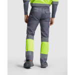 Pantaloni da lavoro alta visibilità inverno 240 g/m2 Roly Soan color grigio topo quarta vista d'uso