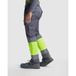 Pantaloni da lavoro alta visibilità inverno 240 g/m2 Roly Soan color grigio topo quinta vista d'uso