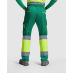 Pantaloni da lavoro lungo multitasche visibilità 235g/m2 Roly Enix color verde quarta vista d'uso