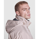Parka impermeabile in poliestere riciclato 400g/m2 Roly Direct America color sabbia quarta vista d'uso