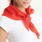 Bandana triangolare personalizzata in morbido poliestere 170T color bianco prima vista d'uso