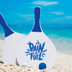 Set da beach tennis con 2 racchette in legno e 1 pallina color rosso vista dettaglio 1