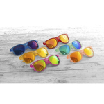 Occhiali da sole con design in colori traslucidi e lenti specchiate color giallo  sesta vista