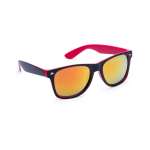 Occhiali da sole con lenti effetto specchiato abbinato con la montatura color rosso prima vista