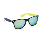Occhiali da sole con lenti effetto specchiato abbinato con la montatura color giallo prima vista