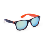 Occhiali da sole con lenti effetto specchiato abbinato con la montatura color arancione prima vista