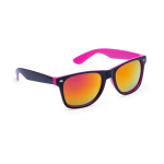 Occhiali da sole con lenti effetto specchiato abbinato con la montatura color fucsia prima vista