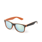 Occhiali da sole con lenti effetto specchiato abbinato con la montatura