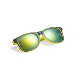 Occhiali da sole con lenti effetto specchiato abbinato con la montatura quinta vista