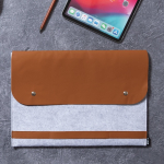 Custodia per laptop in feltro RPET con patta in similpelle 14'' vista ambiente