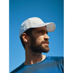 Cappello sportivo in RPET 6 pannelli e chiusura posteriore con fibbia color bianco vista ambiente 3