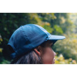 Cappello sportivo in RPET 6 pannelli e chiusura posteriore con fibbia color blu mare vista ambiente 2