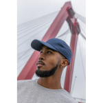 Cappellino in cotone riciclato 6 pannelli e chiusura in velcro 190g/m2 color blu mare vista ambiente 3