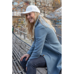 Cappellino in cotone riciclato 6 pannelli con tracciante Aware 280g/m2 color bianco vista ambiente 2