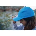 Cappellino in cotone riciclato 6 pannelli con tracciante Aware 280g/m2 color azzurro vista ambiente 3