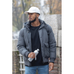 Cappellino in cotone riciclato 6 pannelli con tracciante Aware 280g/m2 vista ambiente 3