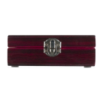 Set da vino in scatola di legno con scacchiera sul coperchio color marrone prima vista