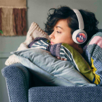 Cuffie Sony WH-CH520 eleganti con connessione wireless color bianco vista ritratto