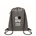 Zainetto a sacca in RPET e PU con tasca frontale color grigio scuro vista area di stampa