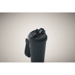 Bicchiere in acciaio inox riciclato con coperchio e cannuccia 500ml color blu mare quarta vista fotografica